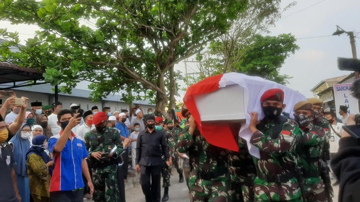 Jenazah Praka Dedi Irawan saat tiba di rumah duka di Pekanbaru (Raja Adil-detikcom)