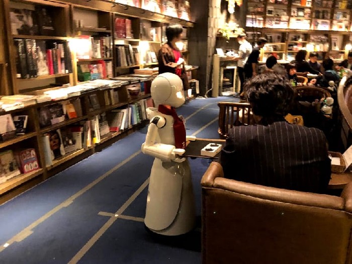 Jepang tak berhenti berinovasi. Kini di sana ada sebuah kafe yang pelayannya adalah robot. Robot ini dikendalikan oleh para difabel.