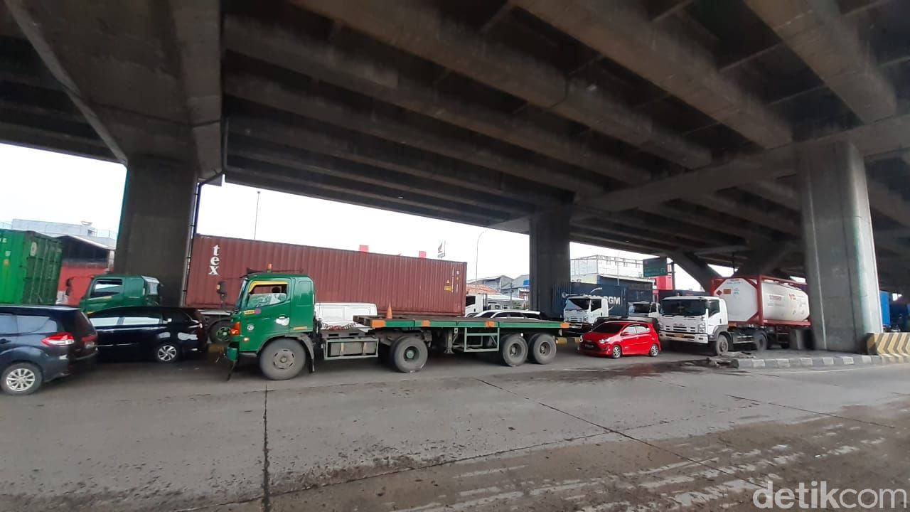 Jl Raya Cilincing, Lagoa, Koja, Jakarta Utara, kini pembatas jalannya dicat terang. 2 Maret 2021. (Afzal Nur Iman/detikcom)