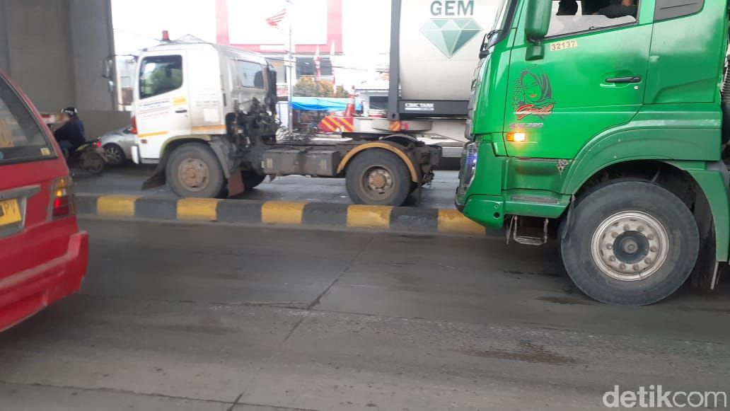 Jl Raya Cilincing, Lagoa, Koja, Jakarta Utara, kini pembatas jalannya dicat terang. 2 Maret 2021. (Afzal Nur Iman/detikcom)