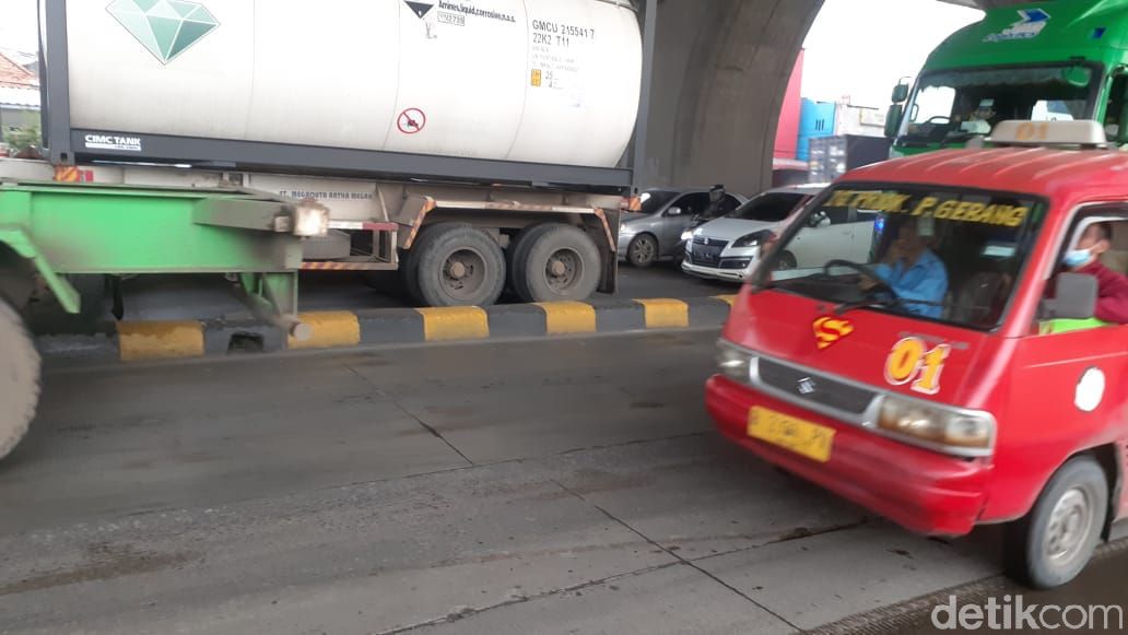 Jl Raya Cilincing, Lagoa, Koja, Jakarta Utara, kini pembatas jalannya dicat terang. 2 Maret 2021. (Afzal Nur Iman/detikcom)
