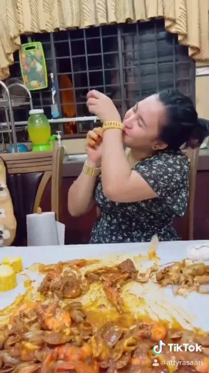 Wanita Selipkan Gelang Emas Rp 39 Juta ke Seafood untuk Hadiah Sahabatnya