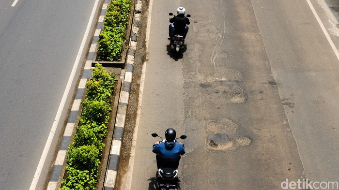 Kerusakan Jl HR Rasuna Said, Jakarta Selatan, 2 Maret 2021. (Andhika Prasetya/detikcom) Kerusakan Jl HR Rasuna Said, Jakarta Selatan, 2 Maret 2021. (Andhika Prasetya/detikcom)
