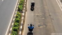 Jl Rasuna Said, Jakarta Selatan, yang rusak dan berlubang terpantau di sejumlah titik. (Andhika Prasetya/detikcom)