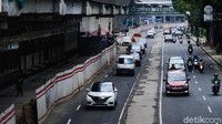 Rusaknya sejumlah titik di Jl Rasuna Said memang dekat dengan proyek LRT. Pihak pembangun proyek LRT adalah PT Adhi Karya. (Andhika Prasetya/detikcom)