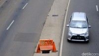 Titik kerusakan lainnya juga terpantau di dekat gedung Kementerian Hukum dan HAM. Terlihat ada penutup gorong-gorong yang terbuka, tetapi sudah ditutup road barrier. (Andhika Prasetya/detikcom)
