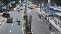 Direktur Operasi II Adhi Karya Pundjung Setya Brata menjelaskan, perbaikan jalan sekitar proyek LRT di ruas kawasan Kuningan, Jakarta Selatan, saat ini masih terkonsentrasi di median jalan. (Andhika Prasetya/detikcom)
