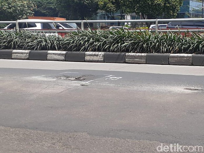 Kerusakan Jl MT Haryono, Pancoran, Jakarta Selatan, 2 Maret 2021. (Afzal Nur Iman/detikcom)