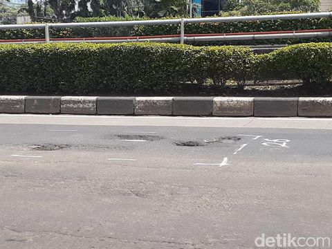 Kerusakan Jl MT Haryono, Pancoran, Jakarta Selatan, 2 Maret 2021. (Afzal Nur Iman/detikcom)