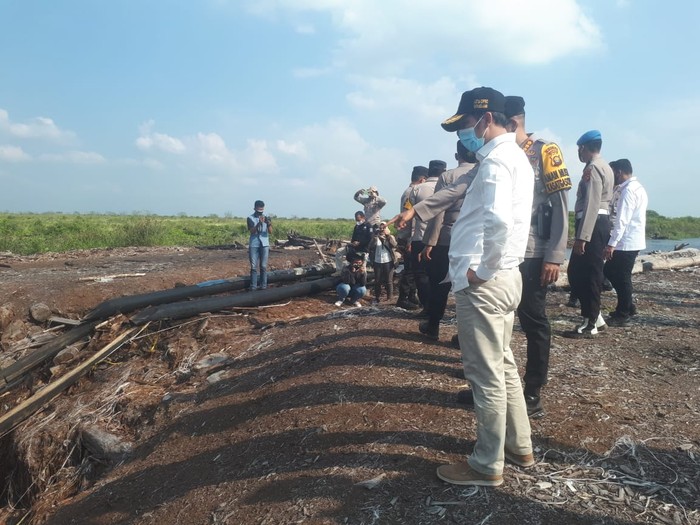 Ketua DPRD Provinsi Jambi Edi Purwanto bersama Kapolda Jambi Irjen Pol Albertus Rachmad Wibowo meninjau Desa Puding Kumpeh Ulu.