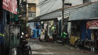 Namun, beberapa warung dan toko suvenir masih buka di Kampung Betawi.  (Andhika Prasetya/detikcom)