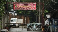 Suku Dinas Pariwisata dan Kebudayaan Jaksel menjelaskan, bantaran Setu Babakan memang masih ditutup sementara waktu. Pihaknya akan berkoordinasi lebih lanjut jika permukiman di sekitar Setu Babakan dinyatakan masuk zona hijau COVID-19 (Andhika Prasetya/detikcom)