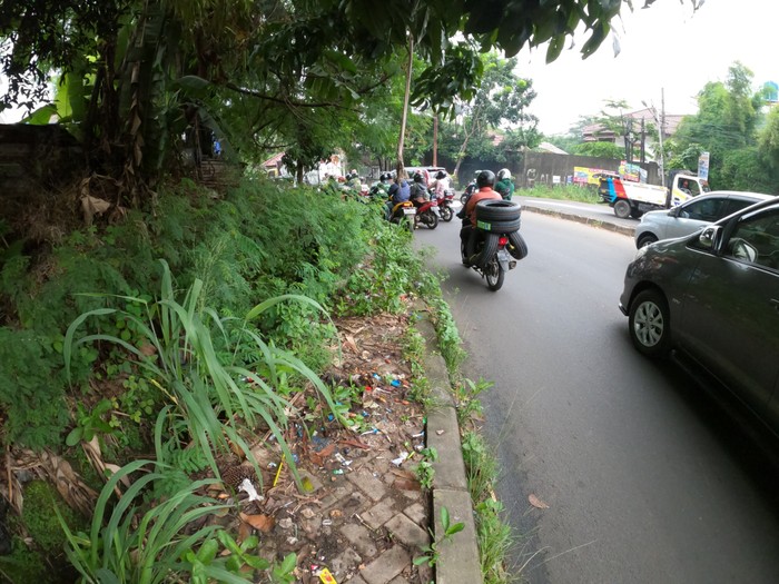 Kondisi trotoar di perbatasan Tangerang Selatan dan DKI Jakarta penuh sampah dan tanaman liar Kondisi trotoar di perbatasan Tangerang Selatan dan DKI Jakarta penuh sampah dan tanaman liar