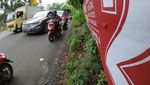 Parah! Trotoar di Perbatasan Tangsel-DKI Ini Dipenuhi Tanaman Liar-Sampah