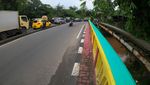Parah! Trotoar di Perbatasan Tangsel-DKI Ini Dipenuhi Tanaman Liar-Sampah