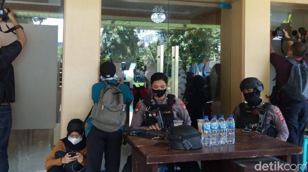 KPK geledah kantor Dinas PUTR Sulsel.
