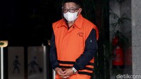 Tersangka korupsi kasus ekspor benur, Safri menuju mobil tahanan usai menjalani pemeriksaan di Gedung KPK, Jakarta, Selasa (2/3/2021).