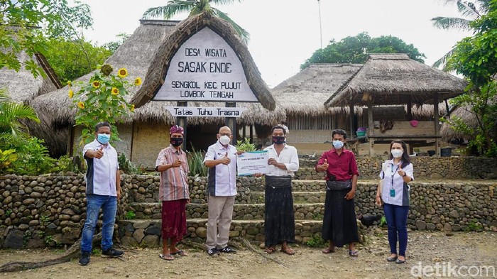 PT Indonesia Tourism Development Corporation (ITDC) The Mandalika melakukan perbaikan terhadap rumah adat suku sasak yang berlokasi di sekitar kawasan The Mandalika.