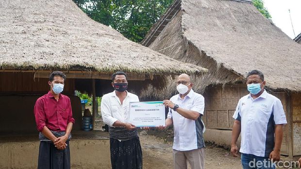PT Indonesia Tourism Development Corporation (ITDC) The Mandalika melakukan perbaikan terhadap rumah adat suku sasak yang berlokasi di sekitar kawasan The Mandalika.