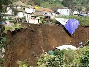Tebing di Lereng Gunung Bromo Longsor, Sebuah Gudang Milik Warga Runtuh