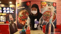 Foto dengan tokoh dunia itu untuk menemani tamu yang makan di tempat.