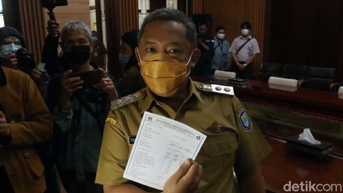 Wakil Wali Kota Bandung Yana Mulyana menjalani vaksinasi COVID-19 di Balai Kota Bandung. Yana mengaku pegal dan ngantuk usai divaksinasi.