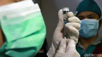 Petugas medis menyiapkan serum vaksin Corona.
