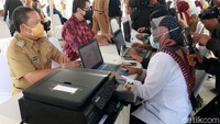 Pantauan detikcom, Selasa (2/3/2021) Yana datang sekitar Pukul 08.30 WIB. Setelah mendapatkan panggilan Yana langsung melakukan pengecekan kesehatan.