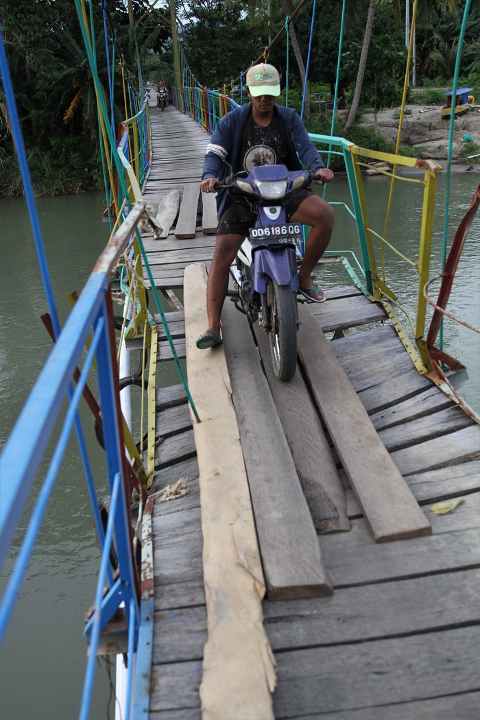 Ngeri Warga Nekat Wara Wiri Lintasi Jembatan Rusak Di Sultra 