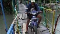 Jembatan gantung sepanjang 92 meter yang menjadi akses jalan satu-satunya bagi warga Desa Pitulua dan Desa Patowunoa itu rusak akibat dimakan usia.