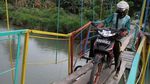 Ngeri! Warga Nekat Wara-wiri Lintasi Jembatan Rusak di Sultra