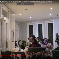 Beberapa tamu undangan yang merupakan keluarga dari Nia dan Ardi tampak hadir dengan membawa serta anjing peliharaannya. Tak hanya itu saja, mereka juga datang dengan mengenakan topeng bergambar Maxie. Foto: Youtube/Trans TV Official