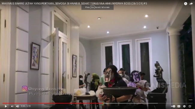 Beberapa tamu undangan yang merupakan keluarga dari Nia dan Ardi tampak hadir dengan membawa serta anjing peliharaannya. Tak hanya itu saja, mereka juga datang dengan mengenakan topeng bergambar Maxie. Foto: Youtube/Trans TV Official