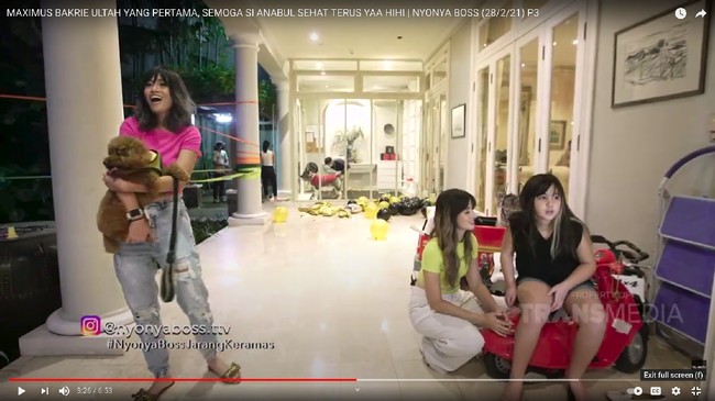 Walaupun hanya digelar di rumah, tetapi Nia telah mendekor rumahnya dengan sedemikian rupa. Tak hanya itu saja, anaknya yang bernama Mikhayla juga ternyata sudah mengundang keluarga Nia dan Ardi Bakrie. Foto: Youtube/Trans TV Official