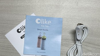 Dalam paket penjualan diberikan kertas petunjuk, garansi dan magnetic charger. Foto: Adi Fida Rahman/detikINET