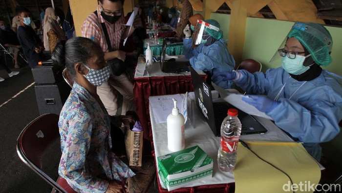 Pelaksanaan Vaksinasi Massal di Pasar Beringharjo Vaksinasi COVID-19 untuk pedagang, PKL dan pekerja sektor informal digelar secara massal di Pasar Beringharjo, Yogyakarta. Total ada 19.900 pedagang yang akan divaksin.