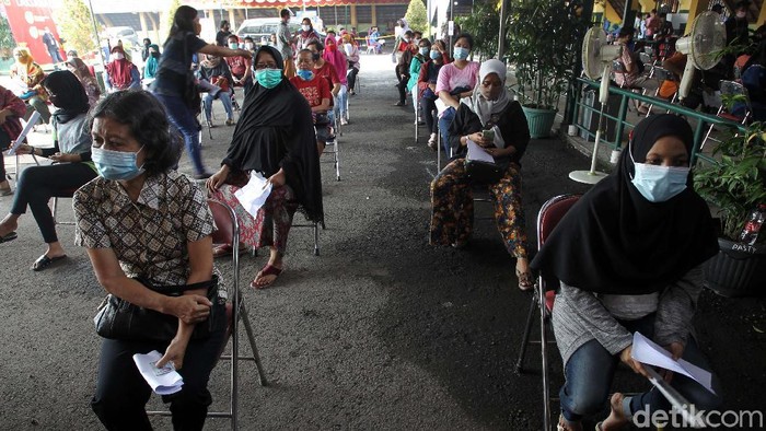 Vaksinasi COVID-19 untuk pedagang, PKL dan pekerja sektor informal digelar secara massal di Pasar Beringharjo, Yogyakarta. Total ada 19.900 pedagang yang akan divaksin.