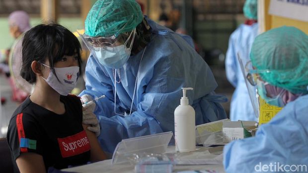 Vaksinasi COVID-19 untuk pedagang, PKL dan pekerja sektor informal digelar secara massal di Pasar Beringharjo, Yogyakarta. Total ada 19.900 pedagang yang akan divaksin.