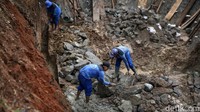 Para pekerja tengah membuat embung.