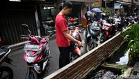Di saluran yang memiliki panjang 100 meter ini, warga memelihara berbagai jenis ikan air tawar mulai dari nila, koi, gurame, mujaer, dan patin.