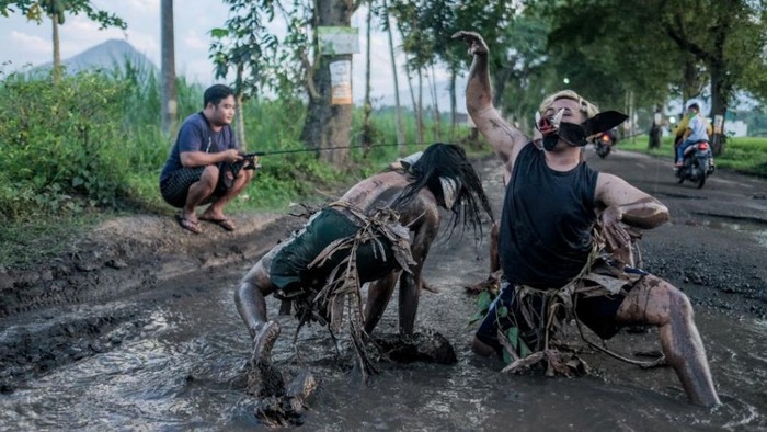 pentas tari di jalan rusak trenggalek