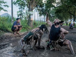 Satir, Seniman Trenggalek Menari Hingga Berenang di Kubangan Jalan Rusak