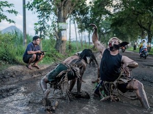 Satir, Seniman Trenggalek Menari Hingga Berenang di Kubangan Jalan Rusak