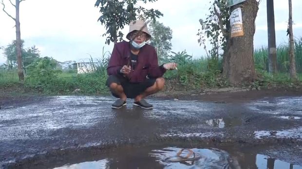 pentas tari di jalan rusak trenggalek