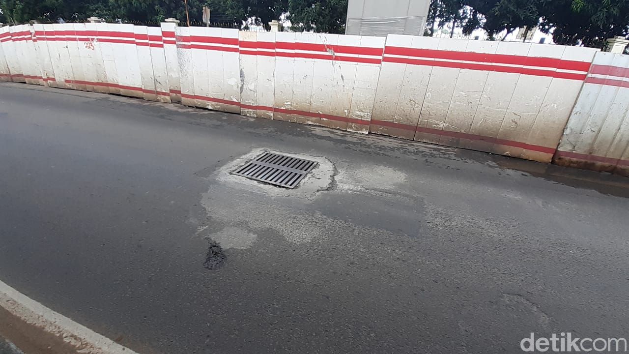 Penutup gorong-gorong tak rata dengan permukaan jalan di Jl Gatsu sekitar Pancoran, telah diperbaiki, masih ada yang belum rata. 2 Maret 2021. (Afzal Nur Iman/detikcom)