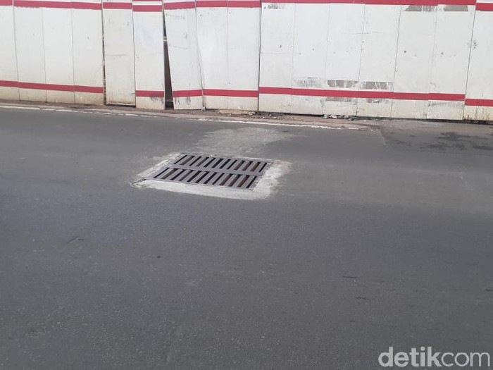Penutup gorong-gorong tak rata dengan permukaan jalan di Jl Gatsu sekitar Pancoran, telah diperbaiki, masih ada yang belum rata. 2 Maret 2021. (Afzal Nur Iman/detikcom)