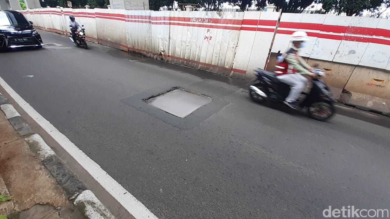 Penutup gorong-gorong tak rata dengan permukaan jalan di Jl Gatsu sekitar Pancoran, telah diperbaiki, masih ada yang belum rata. 2 Maret 2021. (Afzal Nur Iman/detikcom)