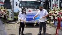 Dwina Septiani Wijaya, Direktur Utama Peruri, bersama Kartika Wirjoatmodjo, Wakil Menteri BUMN II, saat pengiriman perdana uang kertas Soles ke Peru di kawasan produksi Peruri di Karawang. Kegiatan ini turut diapresiasi oleh Menteri BUMN RI, Erick Thohir dan Menteri Luar Negeri RI, Retno Marsudi yang memberikan langsung sambutannya melalui tayangan video.