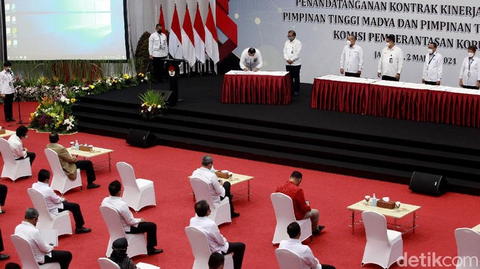 Pimpinan-Dewas Hadiri Penandatanganan Kontrak Kinerja KPK 2021 KPK melaksanakan penandatangan kontrak kinerja pada tahun 2021. Penandatanganan kontrak kinerja itu untuk pimpinan tinggi madya dan pimpinan tinggi pratama.