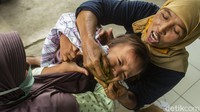 Selama dicekok, anak biasanya akan dipegangi oleh orang tua agar tidak berontak. Sementara mbok penjual jamu sudah bersiap untuk menjejalkan ramuan jamu yang sudah diracik dan dibungkus kain ke dalam mulut anak.